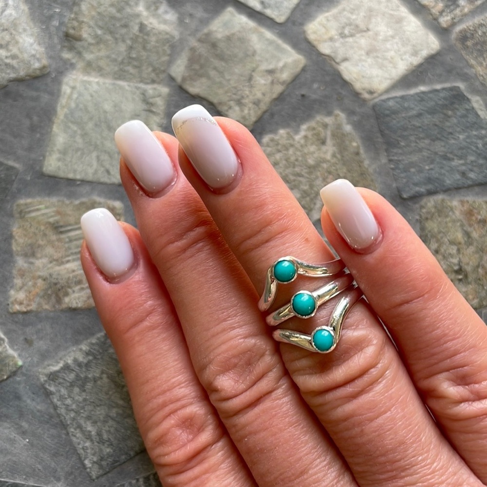 Elegant Silver and Turquoise Women's Ring